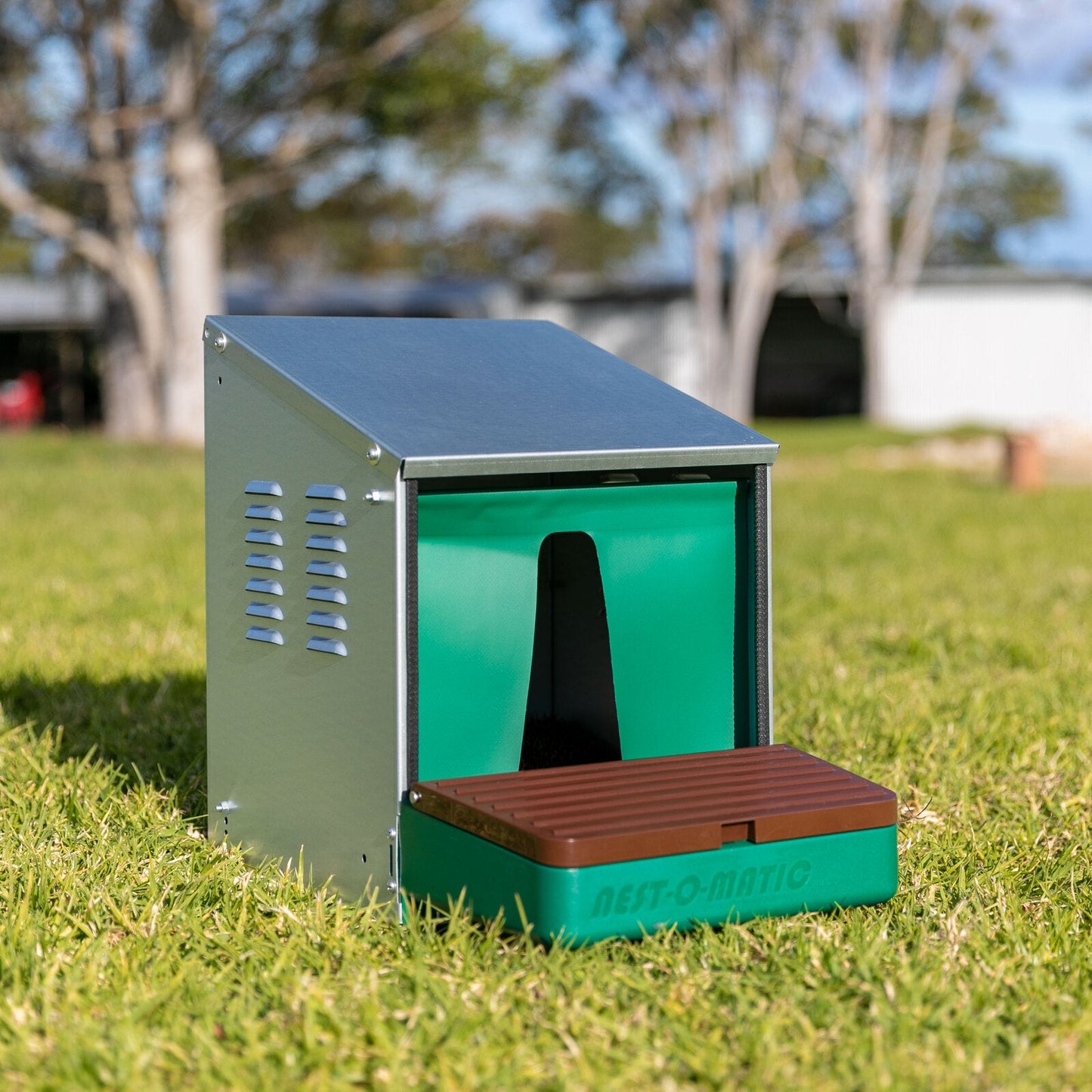 Nest-O-Matic Roll Out Nesting Box
