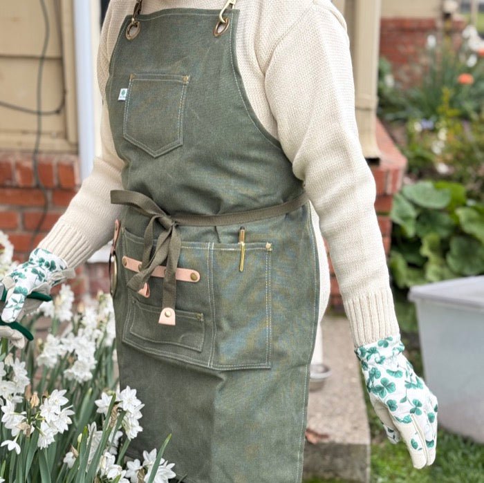Gardening Apron - Waxed Canvas Apron with Pockets – Mother Earth News