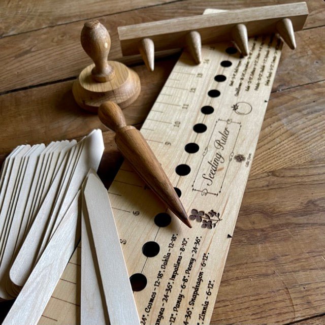 Garden Gift Set - American Hardwood Seed and Bed Ruler, Dibblers, Pot ...